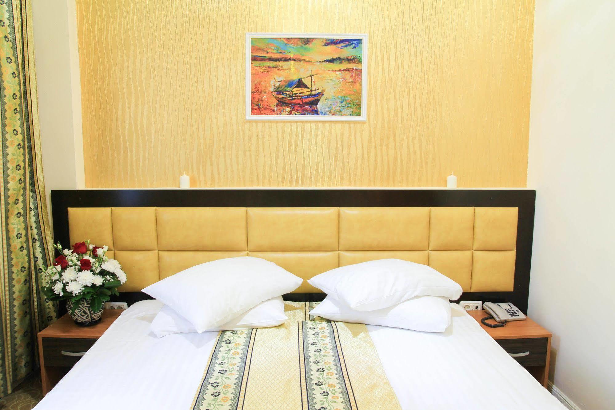 Best Western Hotel Lev Or I Bucarest Extérieur photo
